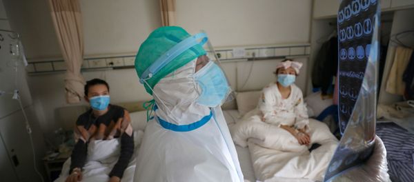 Un médico en un hospital de Wuhan, China - Sputnik Mundo