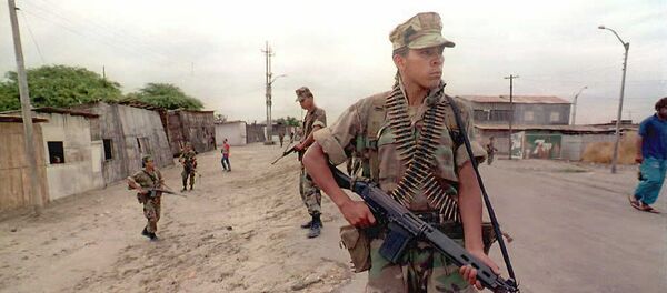 Soldados peruanos patrullan una ciudad cerca de la frontera con Ecuador, 1995 (imagen referencial) - Sputnik Mundo