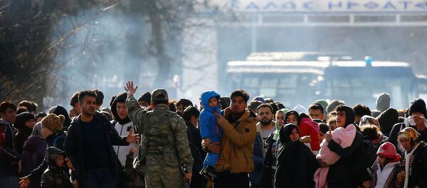 Inmigrantes sirios se hacinan en la frontera entre Turquía y Grecia - Sputnik Mundo