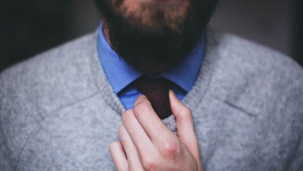 Un hombre con barba ajusta su corbata - Sputnik Mundo