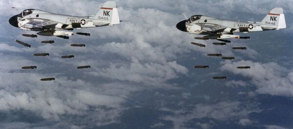 Dos bombarderos Grumman A-6A Intruder lanzan bombas contra Vietnam - Sputnik Mundo