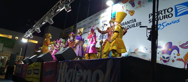 La murga uruguaya La Gran Muñeca durante una actuación en el Carnaval de Montevideo La murga uruguaya La Gran Muñeca durante una actuación en el Carnaval de Montevideo - Sputnik Mundo