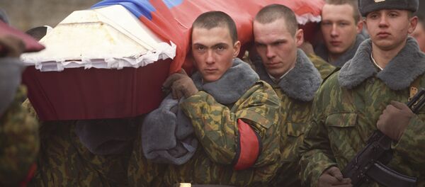 Funeral de los soldados rusos que fallecieron durante la defensa de la cumbre 776 en Chechenia - Sputnik Mundo