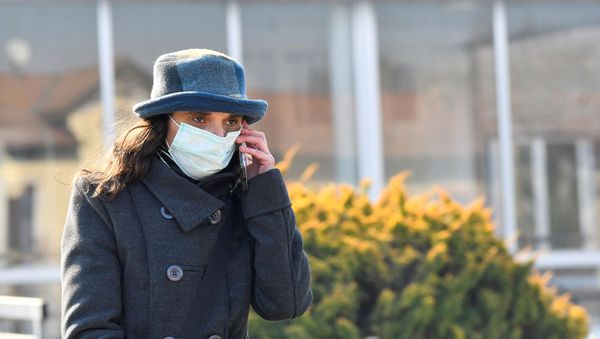 Una mujer con mascarilla en Italia Una mujer con mascarilla en Italia - Sputnik Mundo