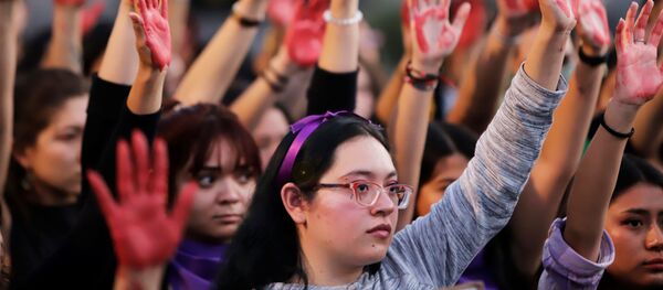 Protesta contra la violéncia machista y los feminicidios en Puebla, México - Sputnik Mundo