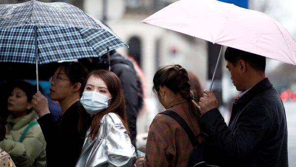 Turistas llevan mascarillas en París, Francia - Sputnik Mundo