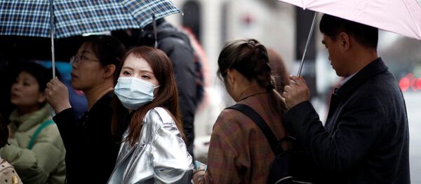 Turistas llevan mascarillas en París, Francia - Sputnik Mundo