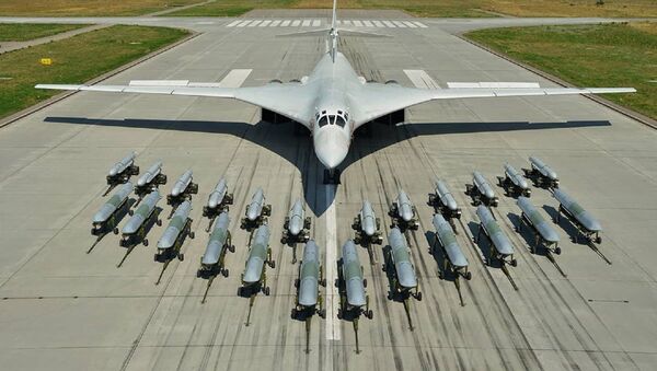 El bombardero  Tu-160 con su arsenal - Sputnik Mundo