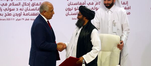 El lider del movimiento Talibán, Mullah Abdul Ghani Baradar, con el enviado de EEUU en Afganistán, Zalmay Khalilzad El lider del movimiento Talibán, Mullah Abdul Ghani Baradar, con el enviado de EEUU en Afganistán, Zalmay Khalilzad - Sputnik Mundo