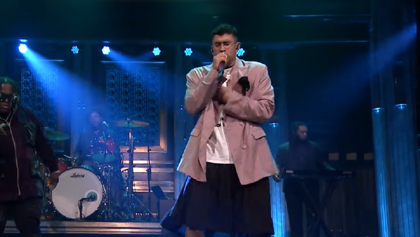 Bad Bunny actúa en la televisión estadounidense en el programa 'The Tonight Show Starring Jimmy Fallon' Bad Bunny actúa en la televisión estadounidense en el programa 'The Tonight Show Starring Jimmy Fallon' - Sputnik Mundo
