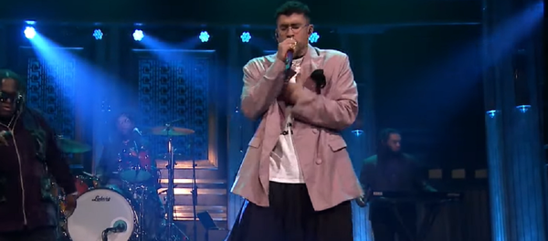 Bad Bunny actúa en la televisión estadounidense en el programa 'The Tonight Show Starring Jimmy Fallon' Bad Bunny actúa en la televisión estadounidense en el programa 'The Tonight Show Starring Jimmy Fallon' - Sputnik Mundo
