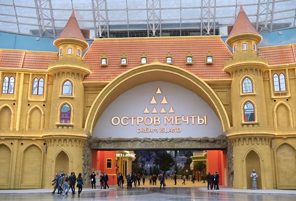 El parque temático cubierto más grande de Europa abre sus puertas en Moscú | Vídeo - Sputnik Mundo