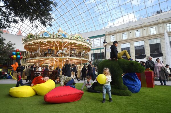 El parque temático cubierto más grande de Europa abre sus puertas en Moscú | Vídeo - Sputnik Mundo