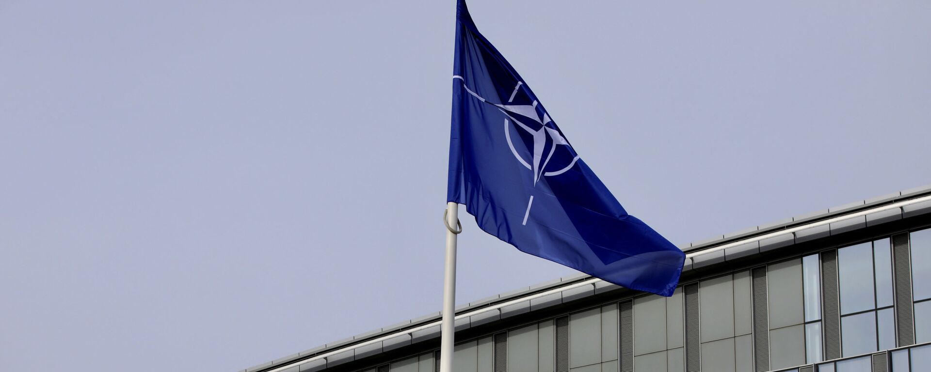 La bandera de la OTAN y de algunos de sus miembros ondean frente a la sede de la organización en Bruselas - Sputnik Mundo, 1920, 01.10.2024