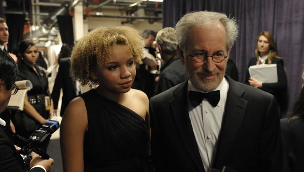 El cineasta Steven Spielberg y su hija Mikaela Spielberg El cineasta Steven Spielberg y su hija Mikaela Spielberg - Sputnik Mundo