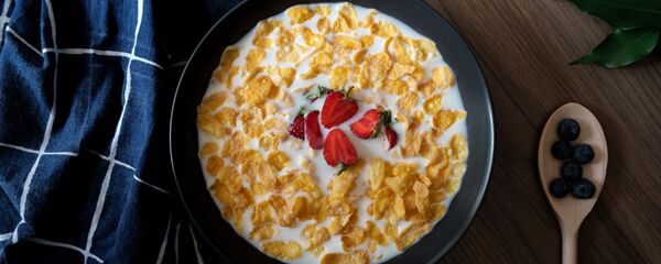 Hojuelas de maíz con leche - Sputnik Mundo