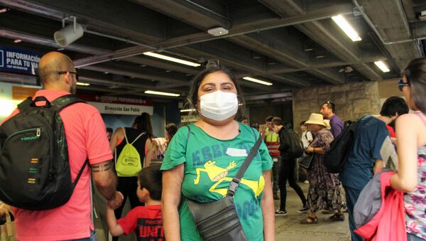 Una mujer con mascarilla en el metro de Santiago - Sputnik Mundo