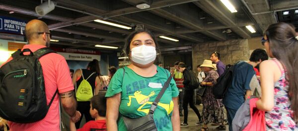 Una mujer con mascarilla en el metro de Santiago - Sputnik Mundo