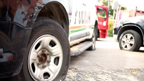 Un coche policial con la llanta pinchada en Brasil - Sputnik Mundo
