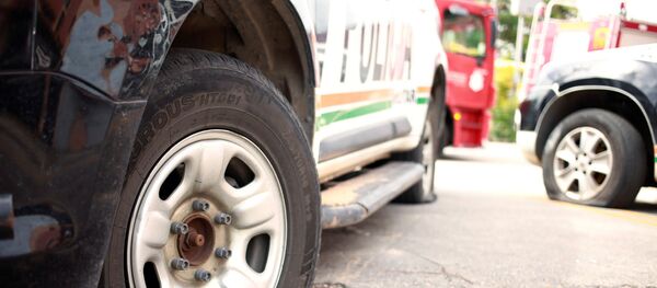 Un coche policial con la llanta pinchada en Brasil - Sputnik Mundo