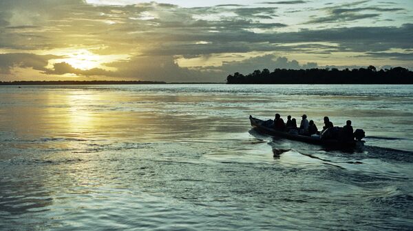 Un bote en el Amazonas (imagen referencial) - Sputnik Mundo