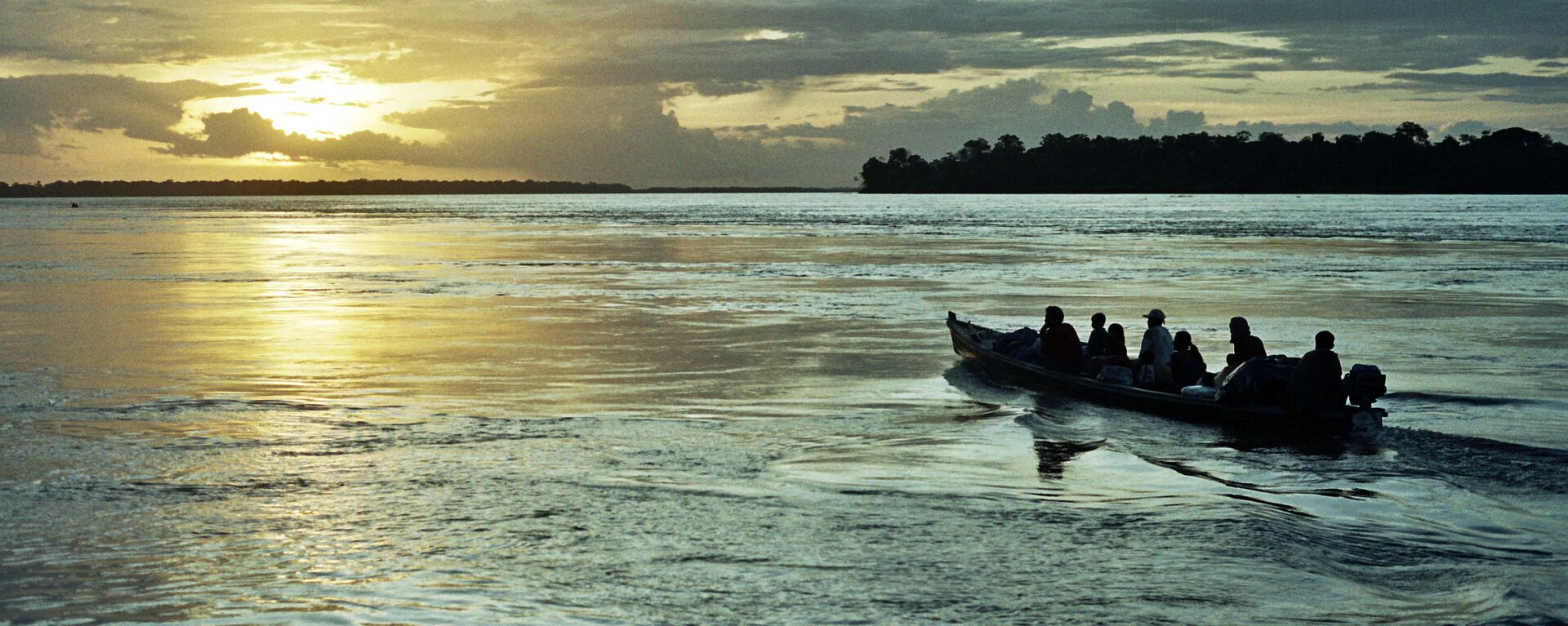 Un bote en Amazonas (imagen referencial) - Sputnik Mundo, 1920, 28.06.2021