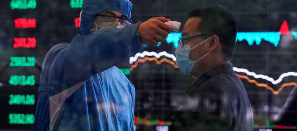 Miden temperatura a una persona para detectar el coronavirus - Sputnik Mundo