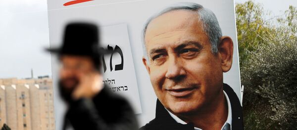 Cartel del partido principal de la derecha israelí, encabezado por el primer ministro en funciones, Benjamín Netanyahu - Sputnik Mundo