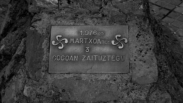Placa en homenaje a la huelga del 3 de marzo de 1976 en Vitoria (Álava). - Sputnik Mundo