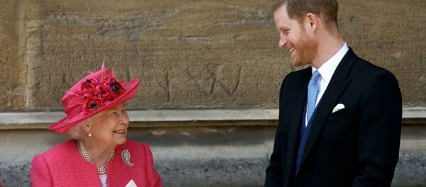 Príncipe Harry e Isabel II en el Castillo de Windsor - Sputnik Mundo