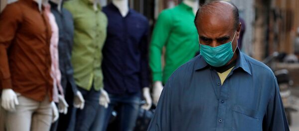 Un hombre con una mascarilla - Sputnik Mundo