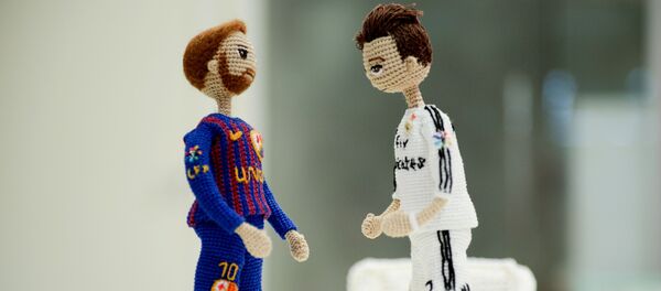 Muñecas de Lionel Messi y Cristiano Ronaldo - Sputnik Mundo