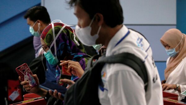 La gente con mascarillas debido al nuevo coronavirus La gente con mascarillas debido al nuevo coronavirus - Sputnik Mundo