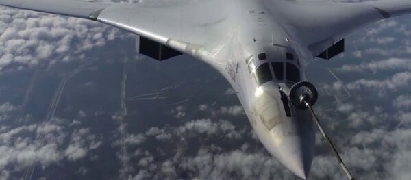Bombarderos estratégicos rusos Tu-160 repostan en vuelo Bombarderos estratégicos rusos Tu-160 repostan en vuelo - Sputnik Mundo