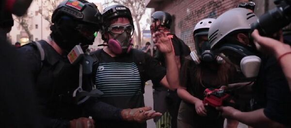 Chorros de agua y balines: así reprime la policía chilena las protestas Chorros de agua y balines: así reprime la policía chilena las protestas - Sputnik Mundo