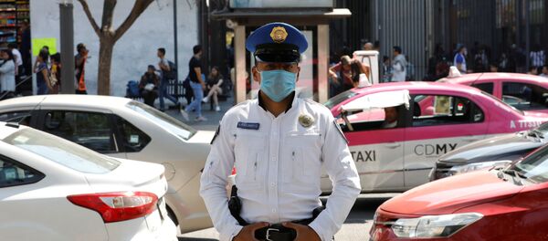 Un policía mexicano con una mascarilla - Sputnik Mundo