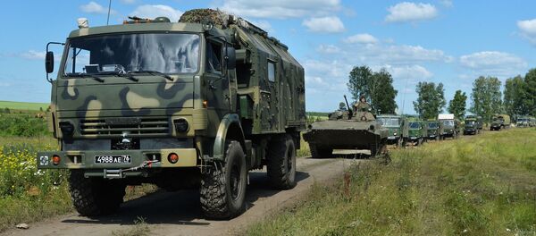 Un canión militar Kamaz y otra técnica militar rusa - Sputnik Mundo