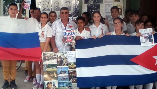 Félix Jorge Barrios, junto a estudiantes de una escuela secundaria básica en Jagüey Grande, en una actividad del Club de Amistad Cuba-Rusia Félix Jorge Barrios, junto a estudiantes de una escuela secundaria básica en Jagüey Grande, en una actividad del Club de Amistad Cuba-Rusia - Sputnik Mundo
