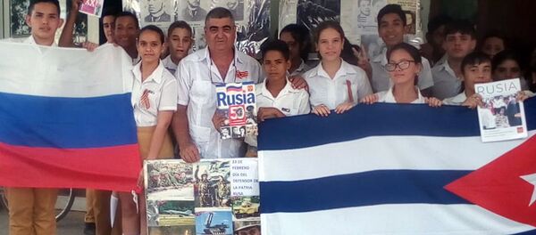 Félix Jorge Barrios, junto a estudiantes de una escuela secundaria básica en Jagüey Grande, en una actividad del Club de Amistad Cuba-Rusia - Sputnik Mundo