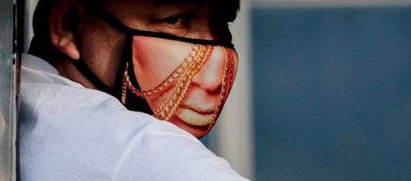 Мужчина в защитной маске, Филиппины - Sputnik Mundo