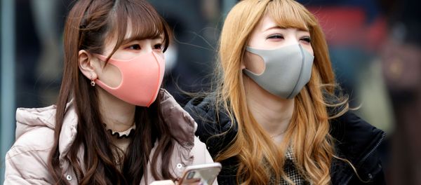 Chicas en mascarillas en las calles de Tokio Chicas en mascarillas en las calles de Tokio - Sputnik Mundo