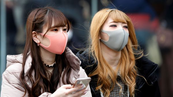 Chicas en mascarillas en las calles de Tokio Chicas en mascarillas en las calles de Tokio - Sputnik Mundo
