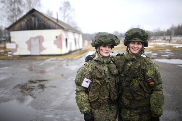 ‘Maquillaje bajo camuflaje’: estas son las militares más hermosas de Rusia
 - Sputnik Mundo