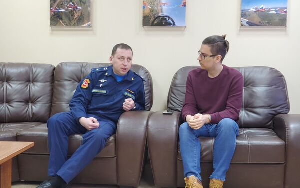 El mayor Serguéi Sinkevich, piloto navegante de Strizhí, y el corresponsal de Sputnik Alexander Terekhin - Sputnik Mundo
