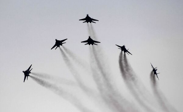 El grupo aéreo Strizhí al descubierto: conoce todos los detalles de la boca de un piloto - Sputnik Mundo