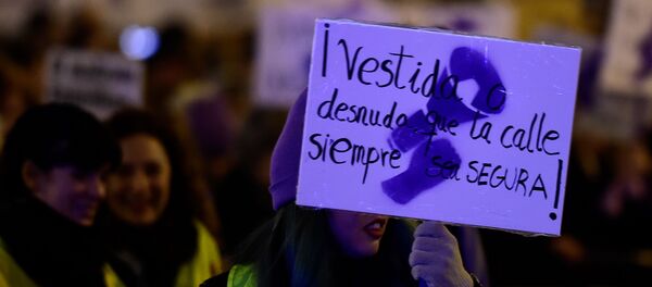 Una joven se manifiesta el Día de la Mujer en Madrid - Sputnik Mundo