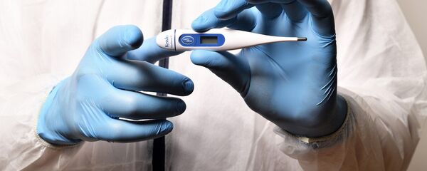 Una persona con un termómetro. Fiebre, gripe, coronavirus. Imagen referencial - Sputnik Mundo