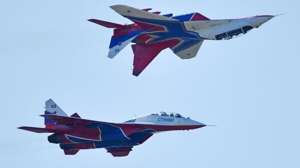 Los MiG-29 del grupo de demostración acrobática Strizhí de la Fuerza Aérea de Rusia (archivo) - Sputnik Mundo