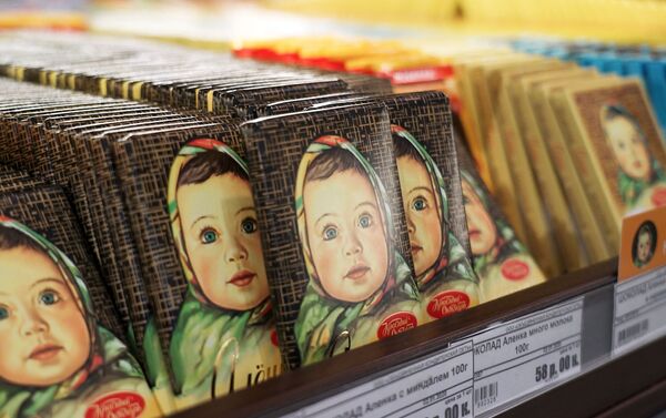 Las tabletas del chocolate Alionka en una tienda Las tabletas del chocolate Alionka en una tienda - Sputnik Mundo