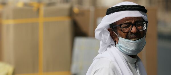 Un hombre con mascarilla en Dubái - Sputnik Mundo